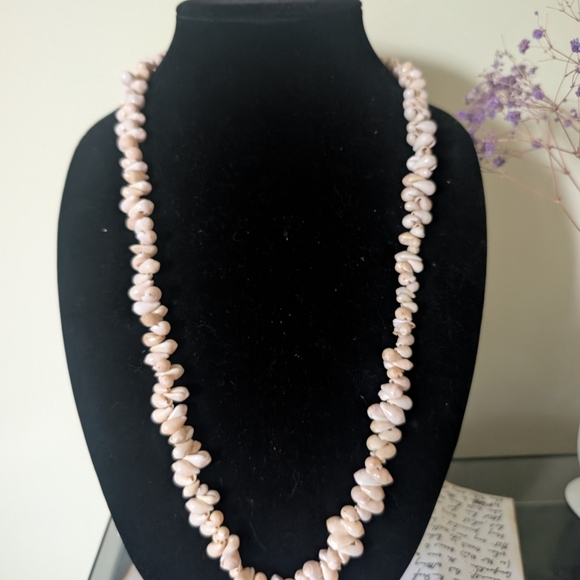 Elegant Cream Beaded Shell Necklace - Picture 5 of 9